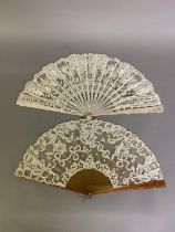 A good Irish Carrickmacross lace fan, the monture of plain blonde tortoiseshell or man-made