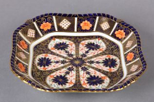 AN EARLY 20TH CENTURY ROYAL CROWN DERBY OLD IMARI PATTERN DISH with gadroon rim, 23cm diameter