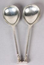 A PAIR OF GEORGE V SILVER SEAL SPOONS, London 1919, approximate length 19cm, total approximate