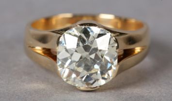 A SINGLE STONE DIAMOND RING in 18ct gold, the Old European cut stone claw set in a gentleman's