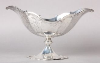 AN EDWARD VII SCOTTISH SILVER FRUIT BOWL, Glasgow 1910 for James Weir, with fluted bowl, facetted