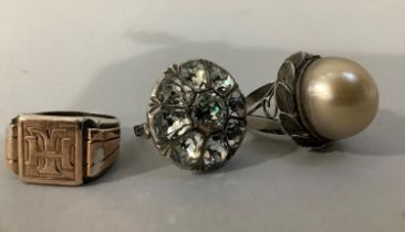 A 19th century cluster ring in silver set with colourless foil backed paste within a circular