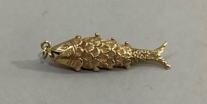 An articulated fish pendant in yellow metal (tests as 9ct gold), approximate length 43mm,