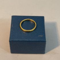 A wedding ring in 22ct gold, approximate weight 4g
