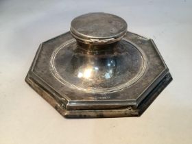 A silver inkwell of octagonal dished form, Birmingham 1910, 15cm diameter