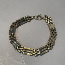 A gate bracelet in 9ct gold three bar links, approximate weight 12g