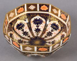 A Royal Crown Derby Imari dish of octagonal outline, date cypher for 1928, 18.5cm diameter x 8cm