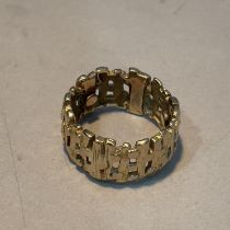 A band ring in textured and pierced 9ct gold, ring size H, approximate weight 6g