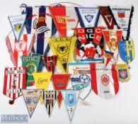 22x World Football Team Pennants, a good selection of teams mixed ages, made of silk and nylon/