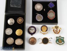Assorted Golf Lapel Badges and Buttons (17) to incl 9ct gold button RHGC, silver button examples,