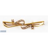 15ct Gold and Seed Pearl Golf bar Brooch modelled as 2 golf clubs with pearl ball with ribbon having