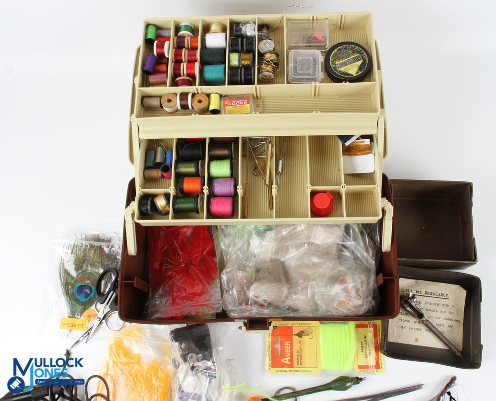 Fly Tying Kit, a good starters kit within a cantilever plastic tackle box, with contents of reels of - Bild 2 aus 2