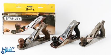 3x Stanley Woodworking Tools, a No.4 block plane in wood with wooden handles made in England, a