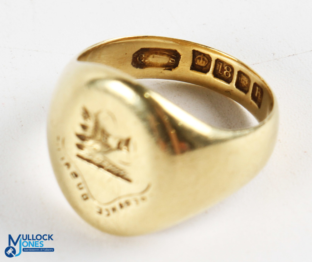 18ct Yellow Gold Signet Ring with worn engraved emblem, hallmarked London 1923, size I, weight 8 - Image 2 of 2