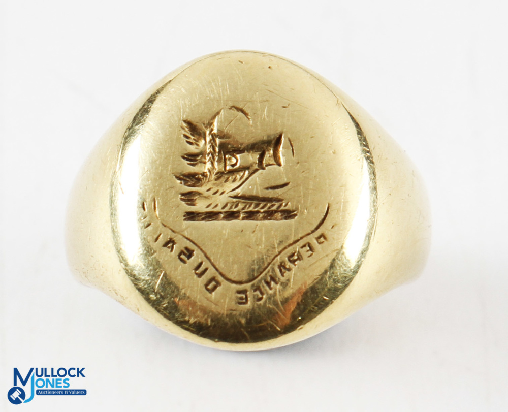 18ct Yellow Gold Signet Ring with worn engraved emblem, hallmarked London 1923, size I, weight 8