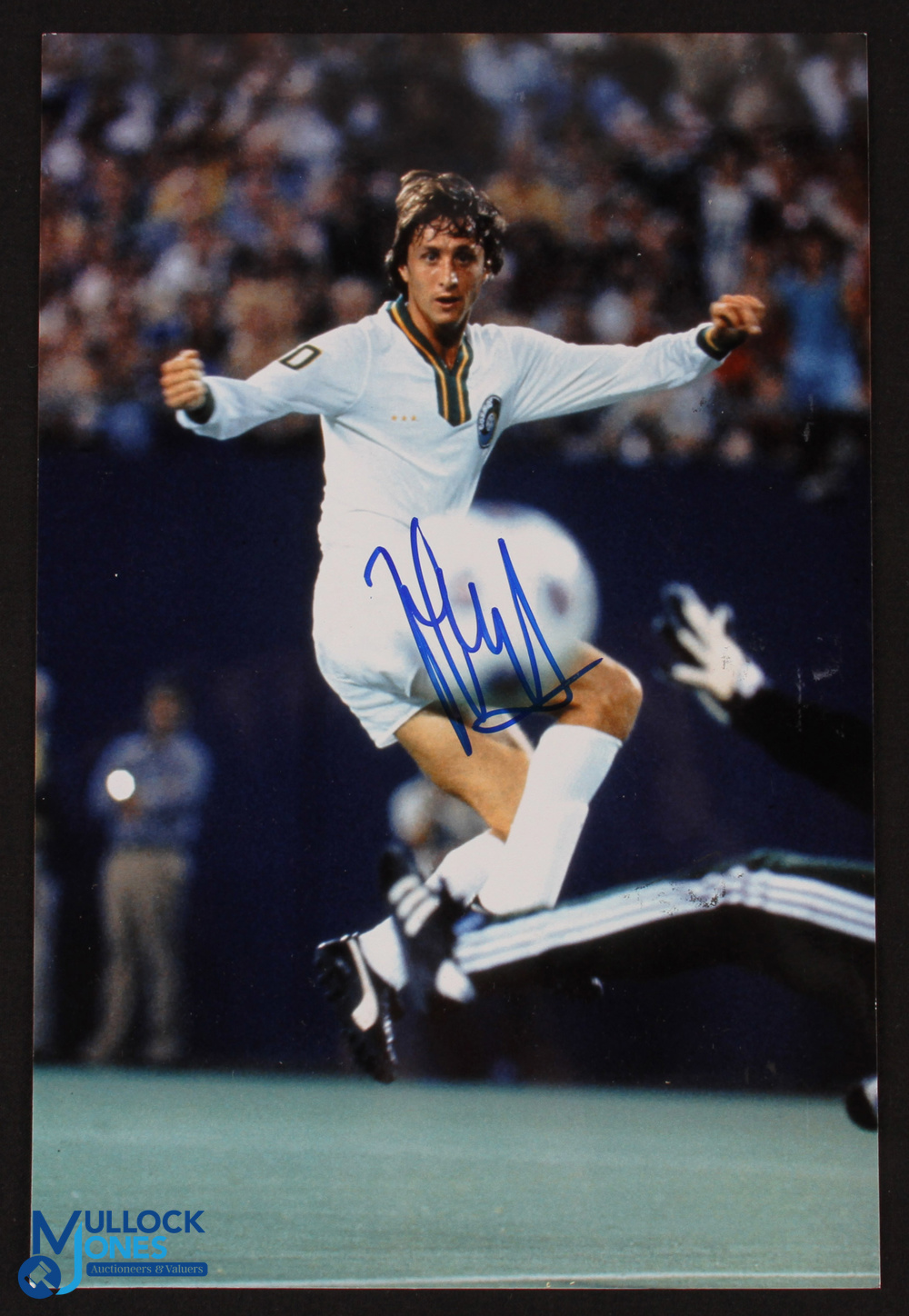 Johan Cruyff Signed Football Photograph - signed in blue ink to the front, measures 20x30cm approx.