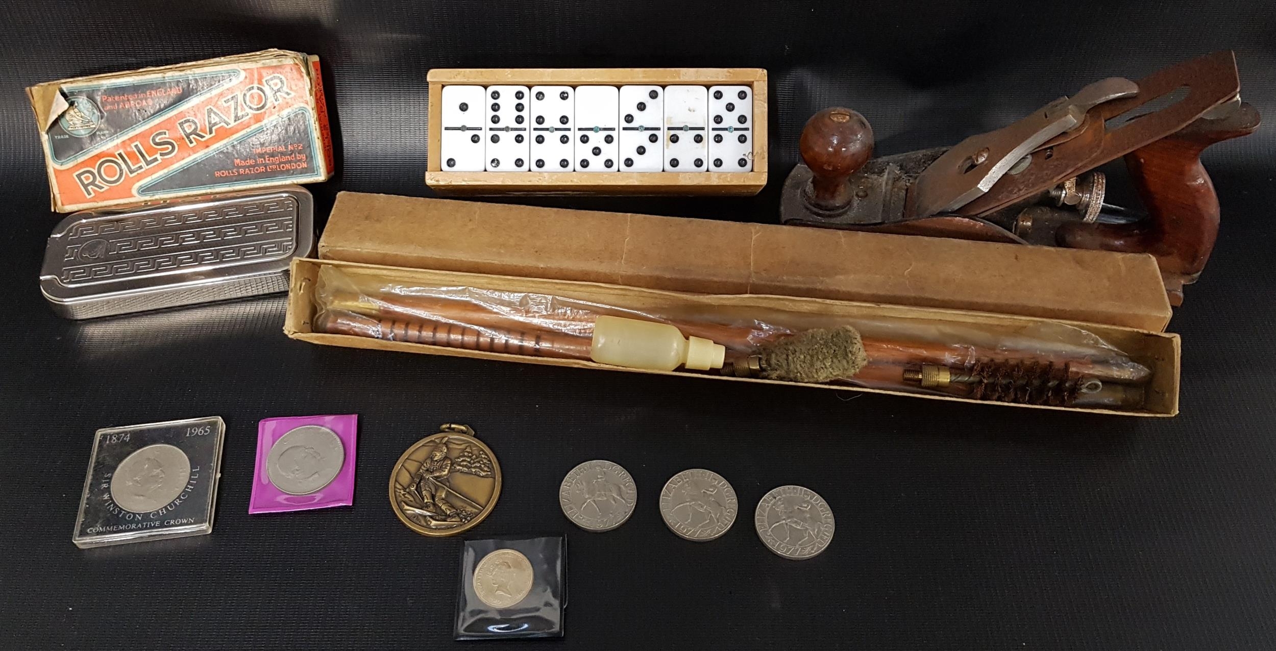 MIXED LOT OF COLLECTABLES including a boxed 12g shotgun cleaning kit, cased set of dominoes, boxed