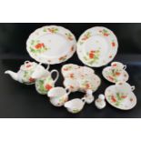 QUEENS VIRGINIA STRAWBERRY DINNER SERVICE comprising eight entrée plates, eight side plates,