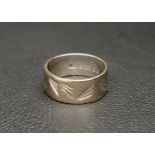 NINE CARAT WHITE GOLD RING with alternating leaf motif engravings approximately 2.7 grams and ring
