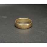 NINE CARAT GOLD BAND approximately 3.9 grams, ring size S