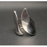UNUSUAL EIGHTEEN CARAT WHITE GOLD RING the split design with a concave wave motif, approximately