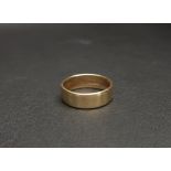 NINE CARAT GOLD BAND the faceted band engraved with starburst motifs, approximately 3.2 grams,