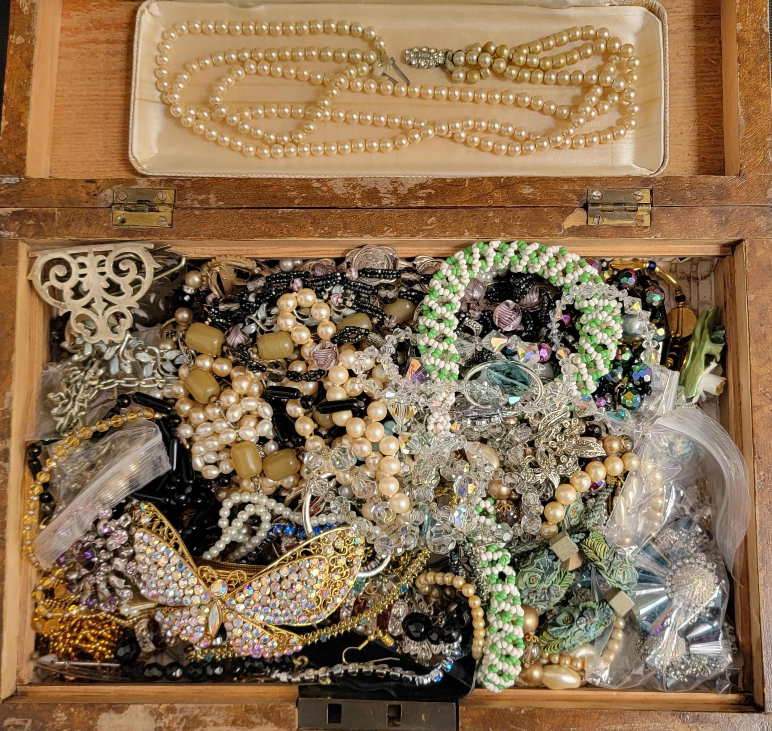 GOOD SELECTION OF VINTAGE AND MODERN COSTUME JEWELLERY including crystal and other bead necklaces,