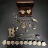 SELECTION OF MOSTLY SILVER JEWELLERY including a pair of silver cufflinks in box; an unmarked silver