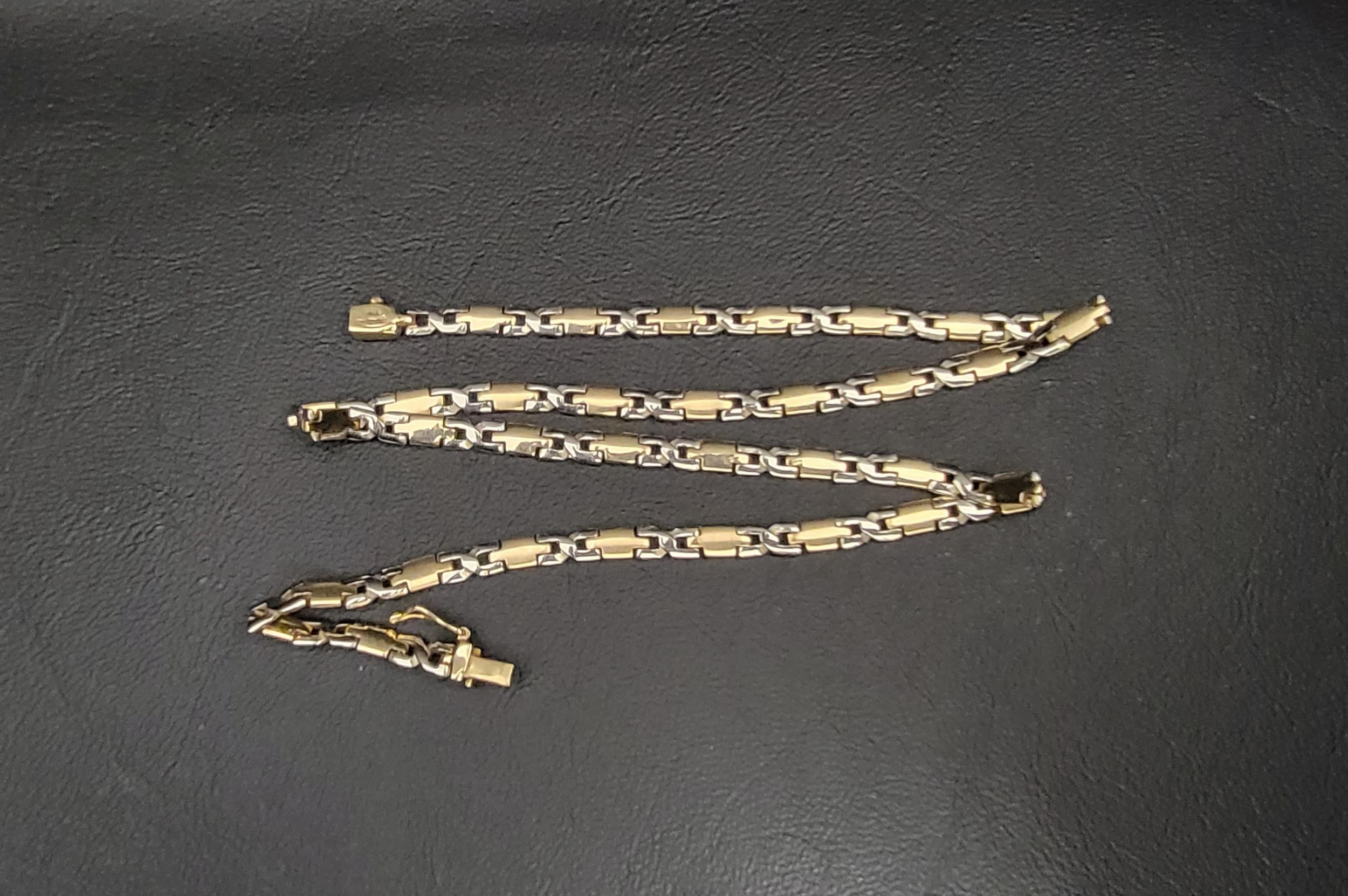 FOURTEEN CARAT GOLD NECK CHAIN the interchanging white and yellow gold links with a safety hook,