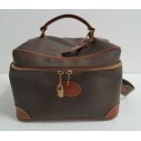 MULBERRY SCOTCHGRAIN VANITY CASE with carry handle, shoulder strap and zip closure, the light tan