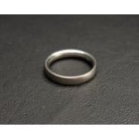 EIGHTEEN CARAT WHITE GOLD BAND approximately 7.8 grams, ring size Q