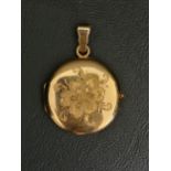 EIGHTEEN CARAT GOLD CIRCULAR LOCKET PENDANT with engraved floral decoration, 3.6cm high including