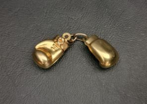 SINGLE NINE CARAT GOLD BOXING GLOVE CUFFLINK approximately 2.9 grams Note: could be repurposed as