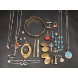 SELECTION OF GOLD, SILVER AND OTHER JEWELLERY including a nine carat gold sapphire set bean shaped