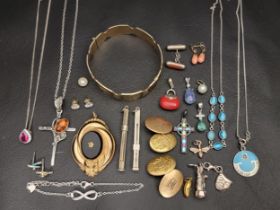 SELECTION OF GOLD, SILVER AND OTHER JEWELLERY including a nine carat gold sapphire set bean shaped