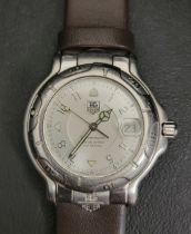 TAG HEUER GENTLEMAN'S AUTOMATIC CHRONOMETER WRISTWATCH the silvered dial with Arabic numerals,
