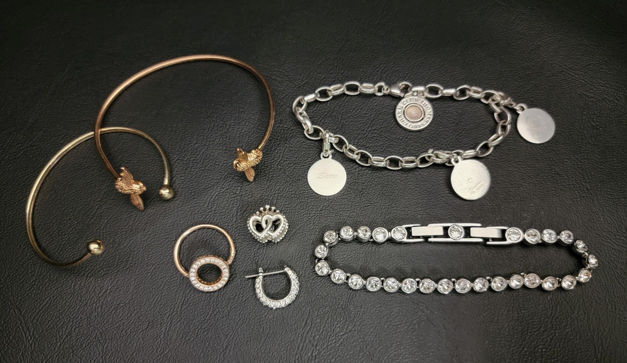 SELECTION OF FASHION JEWELLERY comprising an Olivia Burton bee cuff bracelet, a Thomas Sabo Member