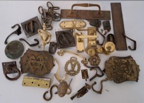MIXED LOT OF BRASS WARE including door handles, flush fitting handles, coat and hat hooks and