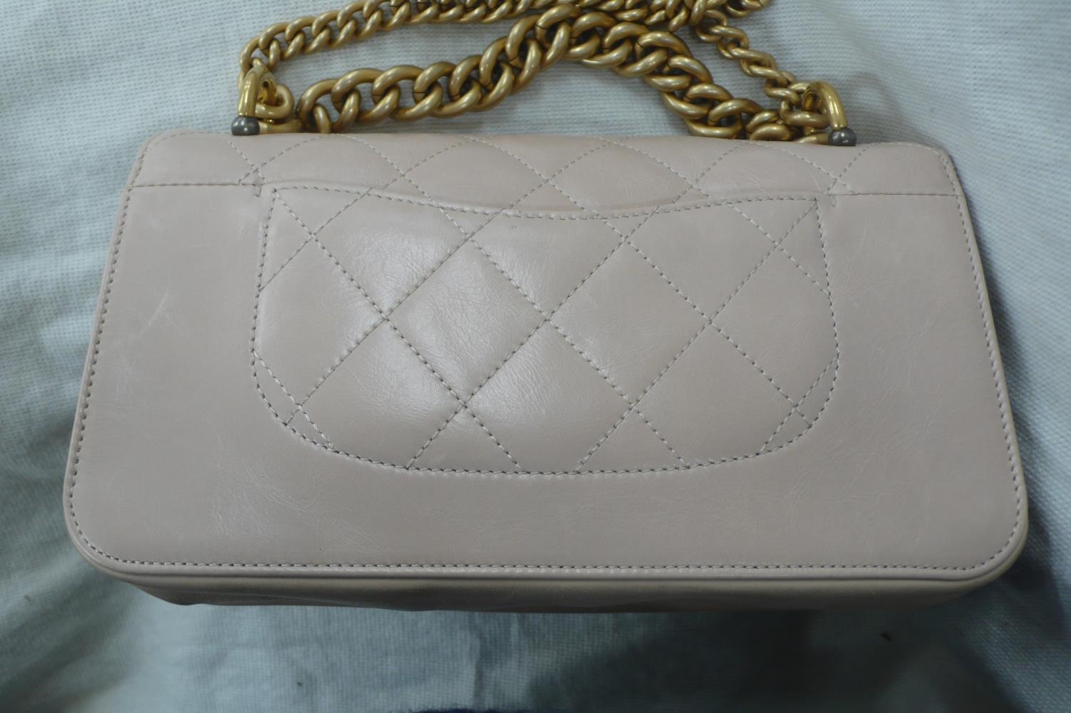 Chanel straight line flap bag, quilted pale pink leather with gold plated long and short handles, - Bild 5 aus 12