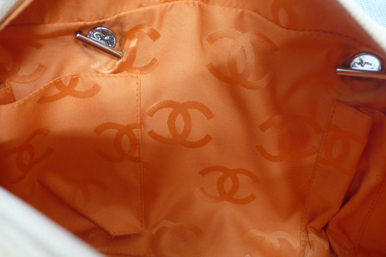 Chanel quilted peach leather handbag with patent leather logo, knot and loop handles, chrome - Bild 9 aus 10