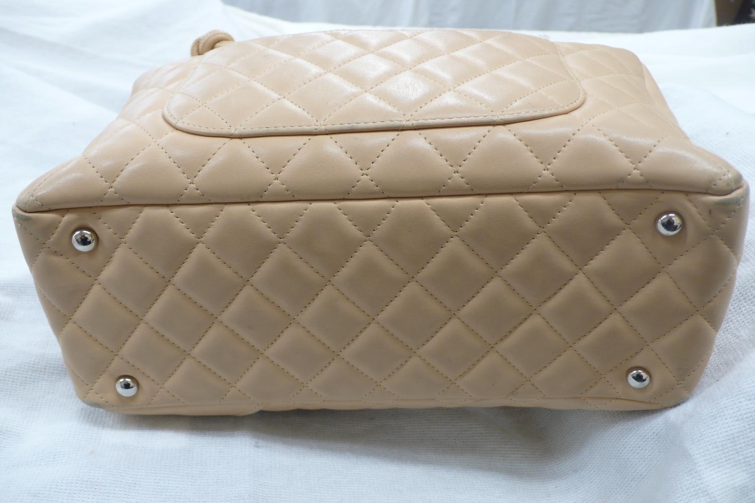 Chanel quilted peach leather handbag with patent leather logo, knot and loop handles, chrome - Bild 6 aus 10