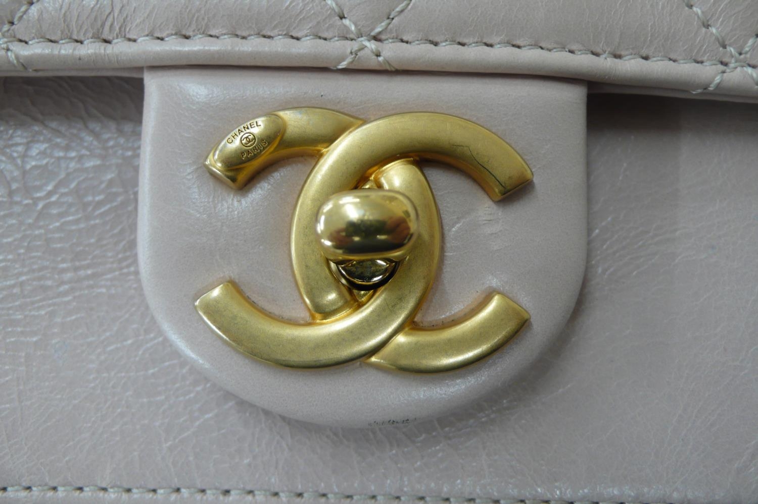 Chanel straight line flap bag, quilted pale pink leather with gold plated long and short handles, - Bild 11 aus 12