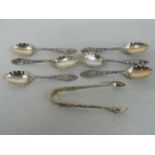 Set of six fancy silver gilt teaspoons and tongs with rose decoration in relief - London 1890 - 3