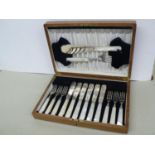 Oak canteen of silver bladed Mother of Pearl handles fish eaters and servers - Sheffield 1960's -