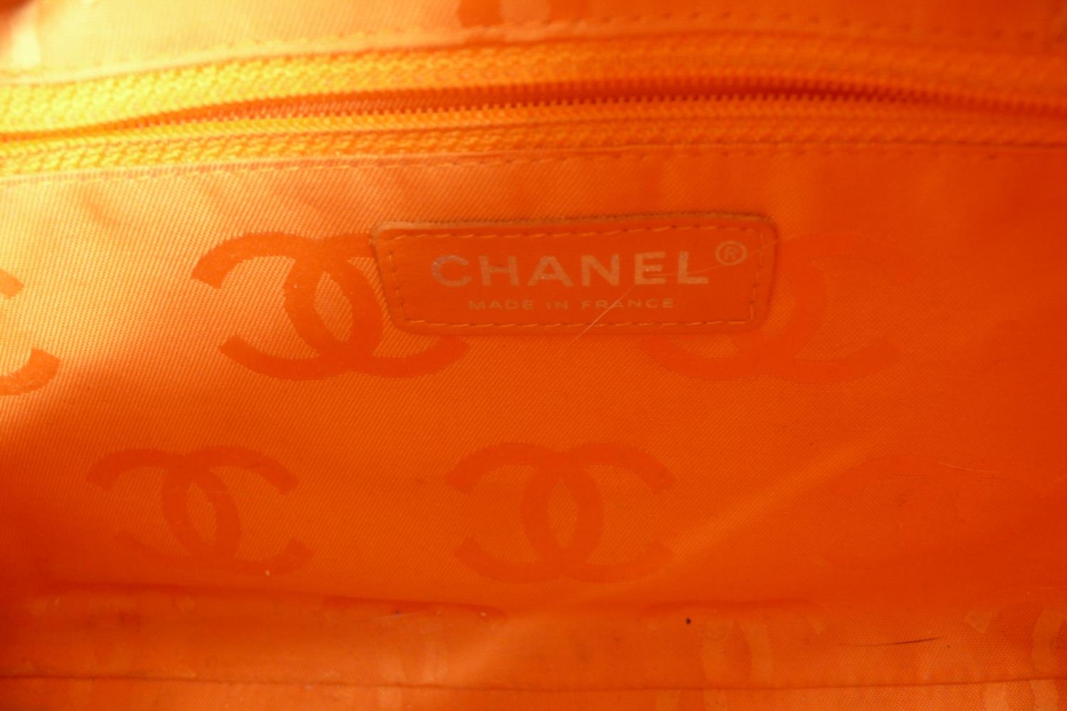 Chanel quilted peach leather handbag with patent leather logo, knot and loop handles, chrome - Bild 8 aus 10