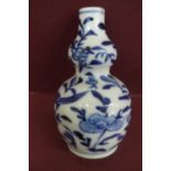 Small Chinese porcelain double gourd shaped bottle with decoration birds and insect, fauna and flora