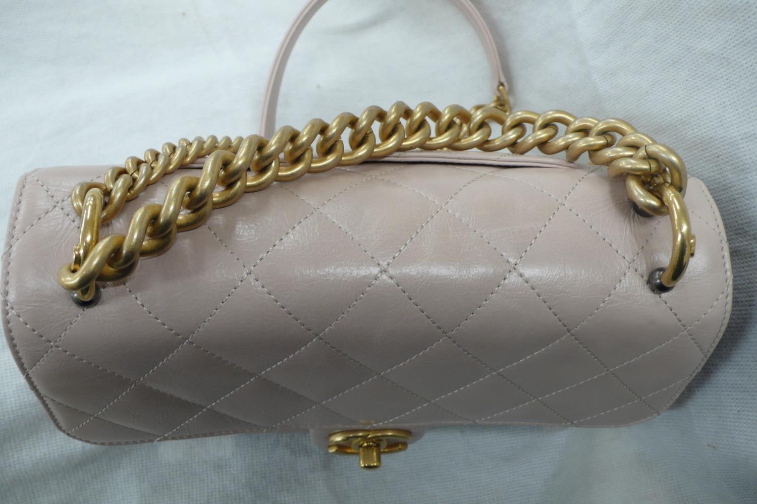 Chanel straight line flap bag, quilted pale pink leather with gold plated long and short handles, - Bild 7 aus 12