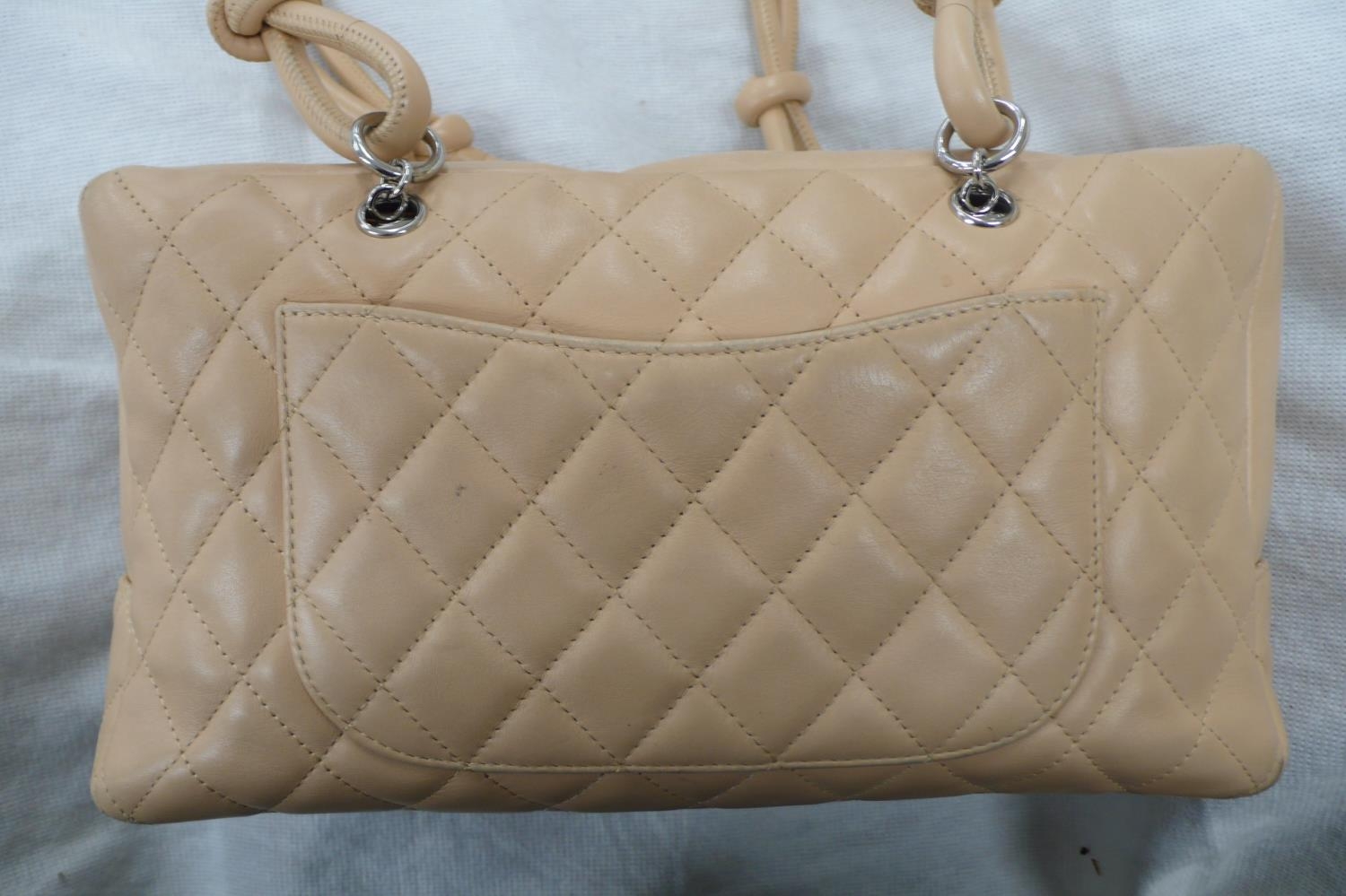 Chanel quilted peach leather handbag with patent leather logo, knot and loop handles, chrome - Bild 4 aus 10