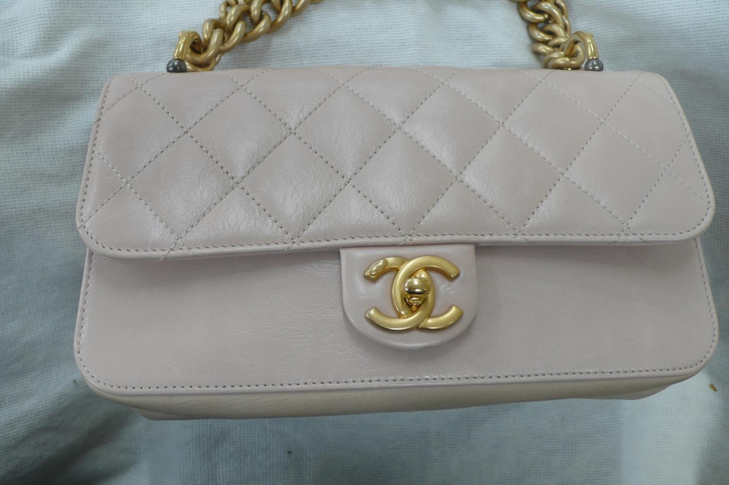Chanel straight line flap bag, quilted pale pink leather with gold plated long and short handles, - Bild 2 aus 12