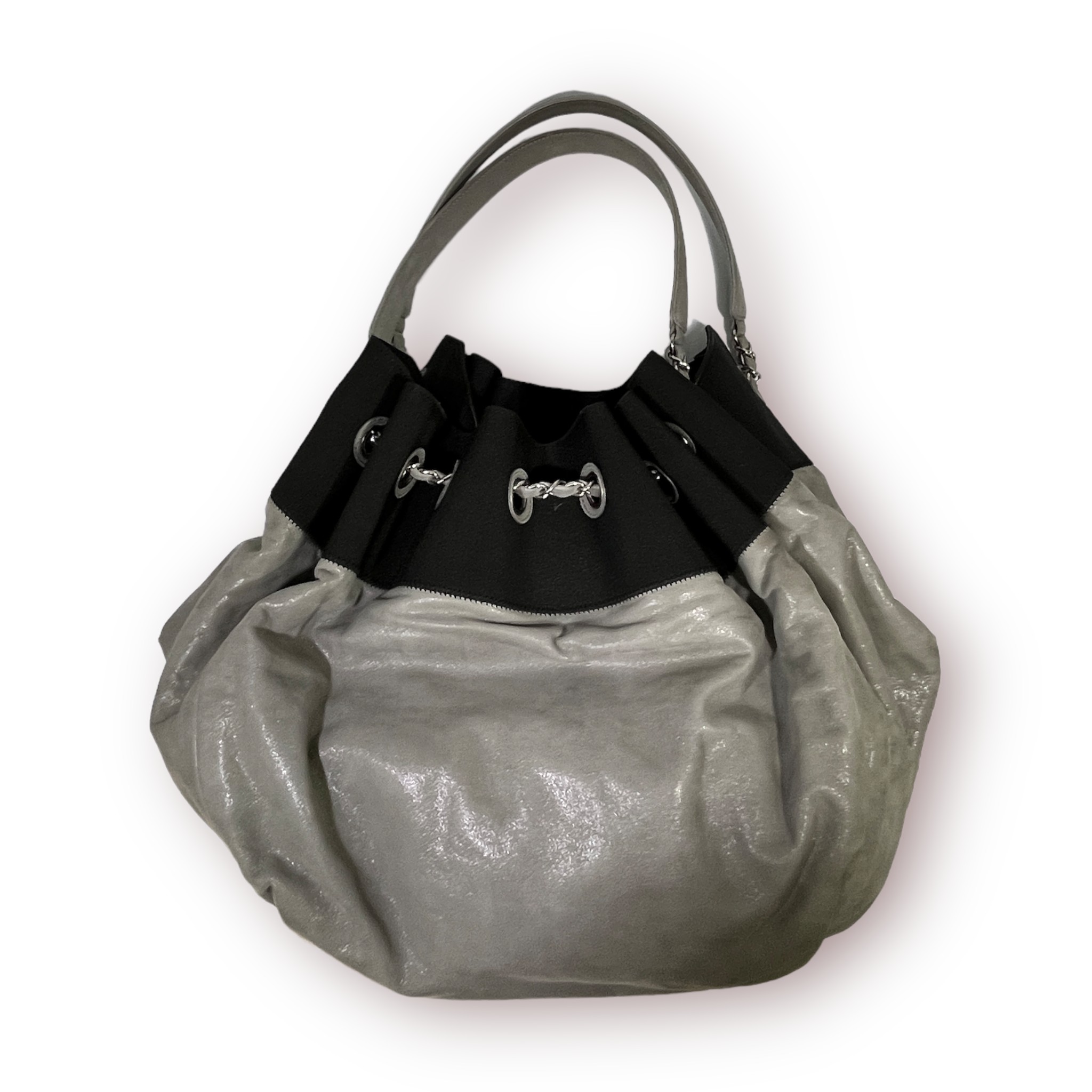 Chanel chain Coco Cabas GM tote bag, chain drawstring, grey and charcoal, detailed with a large - Image 2 of 2